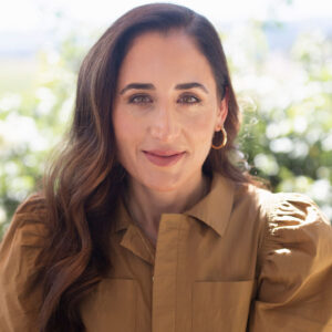 Girlboss und Beauty-Unternehmerin April Gargiulo spricht im exklusiven Interview mit sonrisa über ihren Brand Vintner's Daughter, Frauenquoten und die parellelen zwischen Wein und Hautpflege.