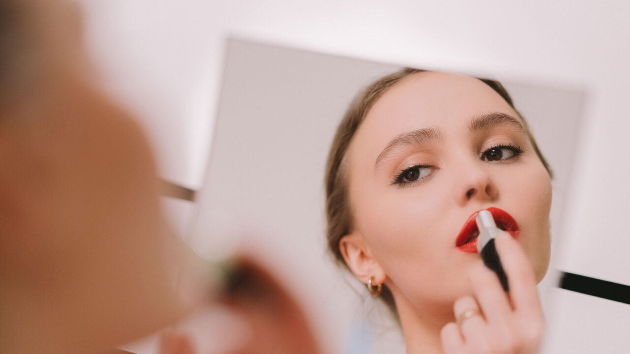 Zusammen mit Chanel Botschafterin Lily-Rose Depp macht sonrisa einen Rundgang durch das Beauty-Labor von Chanel, wo die neuen Rouge Coco Bloom Lippenstifte entstanden sind.