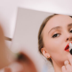 Zusammen mit Chanel Botschafterin Lily-Rose Depp macht sonrisa einen Rundgang durch das Beauty-Labor von Chanel, wo die neuen Rouge Coco Bloom Lippenstifte entstanden sind.