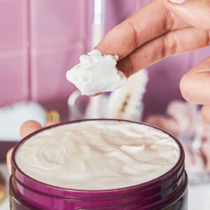 Caudalie Mitbegründerin Mathilde Thomas verrät exklusiv auf sonrisa, was man von der straffenden Vinosculpt Körpercrème erwarten darf – und was nicht.