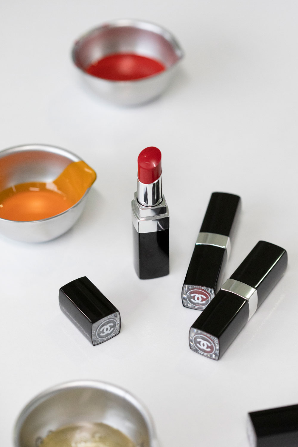 Zusammen mit Chanel Botschafterin Lily-Rose Depp macht sonrisa einen Rundgang durch das Beauty-Labor von Chanel, wo die neuen Rouge Coco Bloom Lippenstifte entstanden sind. 