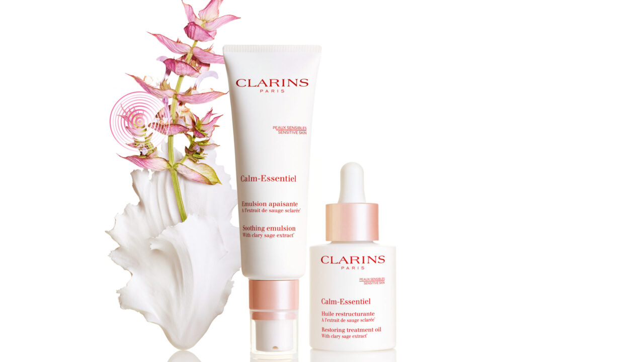 Clarins lanciert mit Calm Essentiel eine neue, bis zu 98 Prozent natürliche Pflegelinie für sensible Haut.