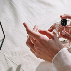 Zu viel oder das falsche Parfum erwischt? Kein Problem, auf sonrisa gibt es einen einfachen Beauty-Hack für solche Duft-Pannen.