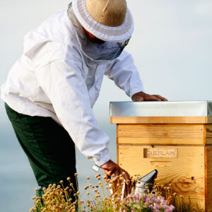 Seit 1853 die Biene wurde zum Symbol für Guerlain wurde, schmückt sie nicht nur die kultigen Flakons, sondern inspiriert die Nachfahren des Firmenbegründers auch immer wieder zu neuen Hautpflege-Kreationen – und vielen Projekten zum Schutz von Bienen.