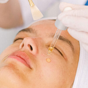 Was hilft wirklich gegen Augenschatten? Die Antworten auf diese und viele andere Fragen zu diesem Thema gibt es von Kosmetikerin Margarita vom Labo Spo in der neuen sonrisa-Serie Schattenspiele.