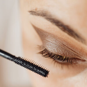 Welche Mascara Bürste erzielt welchen Effekt? Im grossen Wimperntuschen-Guide auf sonrisa gibt die Details dazu!