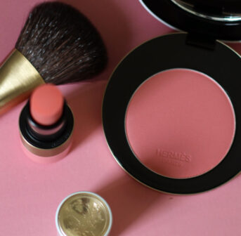 Pretty in pink: Die Makeup-Produkte der neuen Kollektion Rose Hermes sind eine wunderschöne Hommage an die Farbe Rosa.