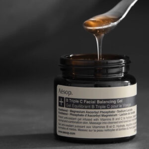 Das Aesop B Triple C Facial Balancing Gel ist ein pflegender Multitasker mit dem die Haut wieder in Balance gerät.