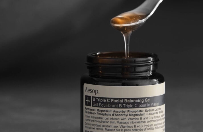 Das Aesop B Triple C Facial Balancing Gel ist ein pflegender Multitasker mit dem die Haut wieder in Balance gerät.