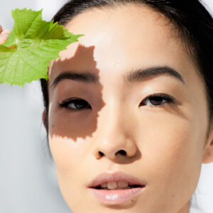 Neben Falten sind es vor allem Pigmentflecken, die uns oft älter aussehen lassen als wir sind. Was die Gründe dafür sind und wie man die Verfärbungen wieder los wird, erfährst Du im grossen FAQ auf sonrisa.