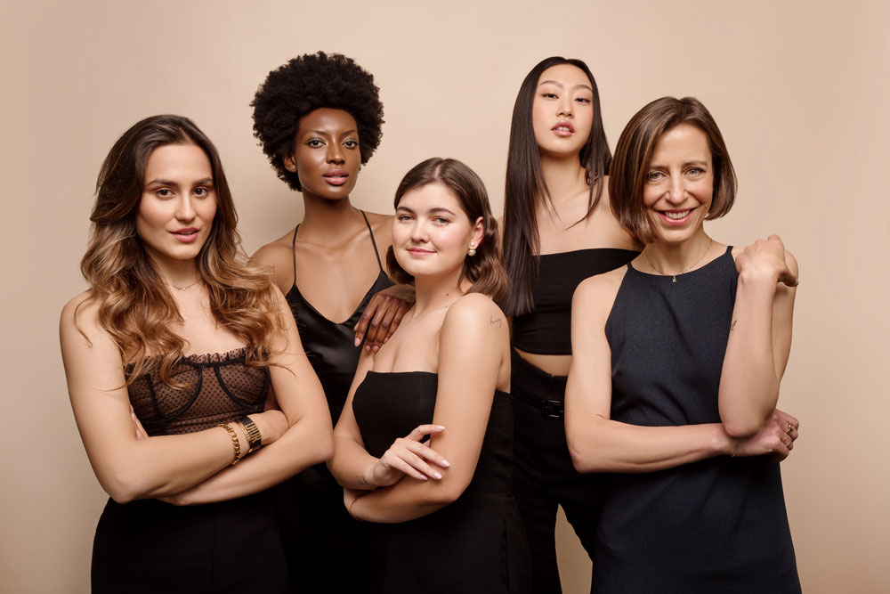 Bei der Kampagne für die Neuheiten der Diorskin Forever-Linie feiert das französische Haus die Vielfalt der Frauen – unter anderem mit sonrisa vor der Kamera!