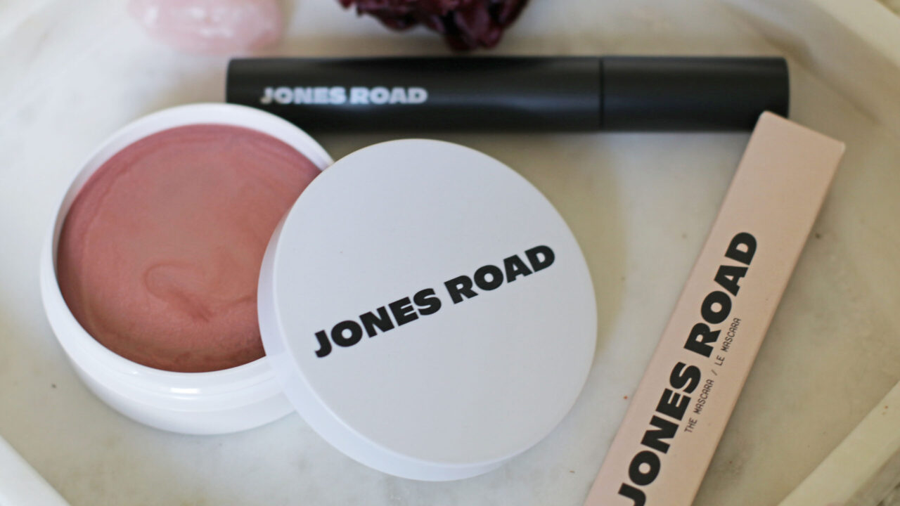Im Herbst 2020 lancierte Makeup-Guru Bobbi Brown ihre neue Makeup-Linie Jones Road. Auf sonrisa gibt es alle Fakten dazu - und einen Testbericht!