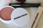 Im Herbst 2020 lancierte Makeup-Guru Bobbi Brown ihre neue Makeup-Linie Jones Road. Auf sonrisa gibt es alle Fakten dazu - und einen Testbericht!