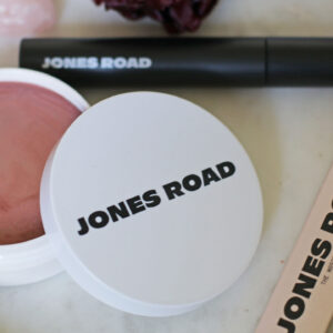 Im Herbst 2020 lancierte Makeup-Guru Bobbi Brown ihre neue Makeup-Linie Jones Road. Auf sonrisa gibt es alle Fakten dazu - und einen Testbericht!