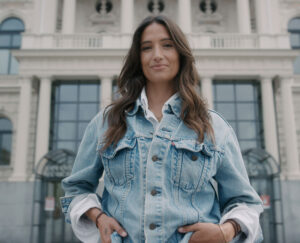 Schauspielerin Melanie Winiger spricht exklusiv auf sonrisa über Beauty-Rituale, Selbstliebe - und Fussball.