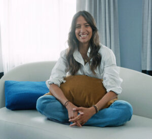 Schauspielerin Melanie Winiger spricht exklusiv auf sonrisa über Beauty-Rituale, Selbstliebe - und Fussball.