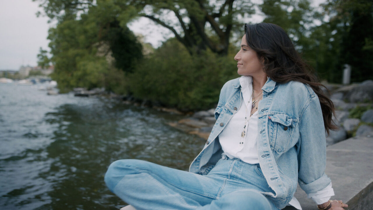 Schauspielerin Melanie Winiger spricht exklusiv auf sonrisa über Beauty-Rituale, Selbstliebe - und Fussball.