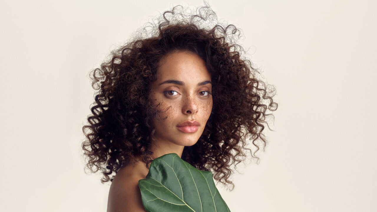 Aveda erweitert mit dem Curl Gelee die Nutriplenish-Linie um ein Spezialprodukt für Lockenköpfe aller Art.