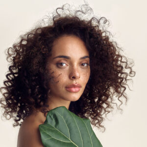 Aveda erweitert mit dem Curl Gelee die Nutriplenish-Linie um ein Spezialprodukt für Lockenköpfe aller Art.