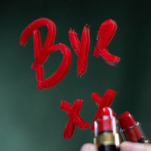 Lifestyle-Hack: Mit diesen zwei Beauty-Produkten wirst Du Makeup-Flecken auf Kleidern los!