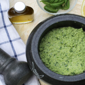 Auf sonrisa gibt es das von Kochbuchautorin Naomi Devlin inspirierte Rezept für einen veganen Pesto mit Beauty-Bonus.