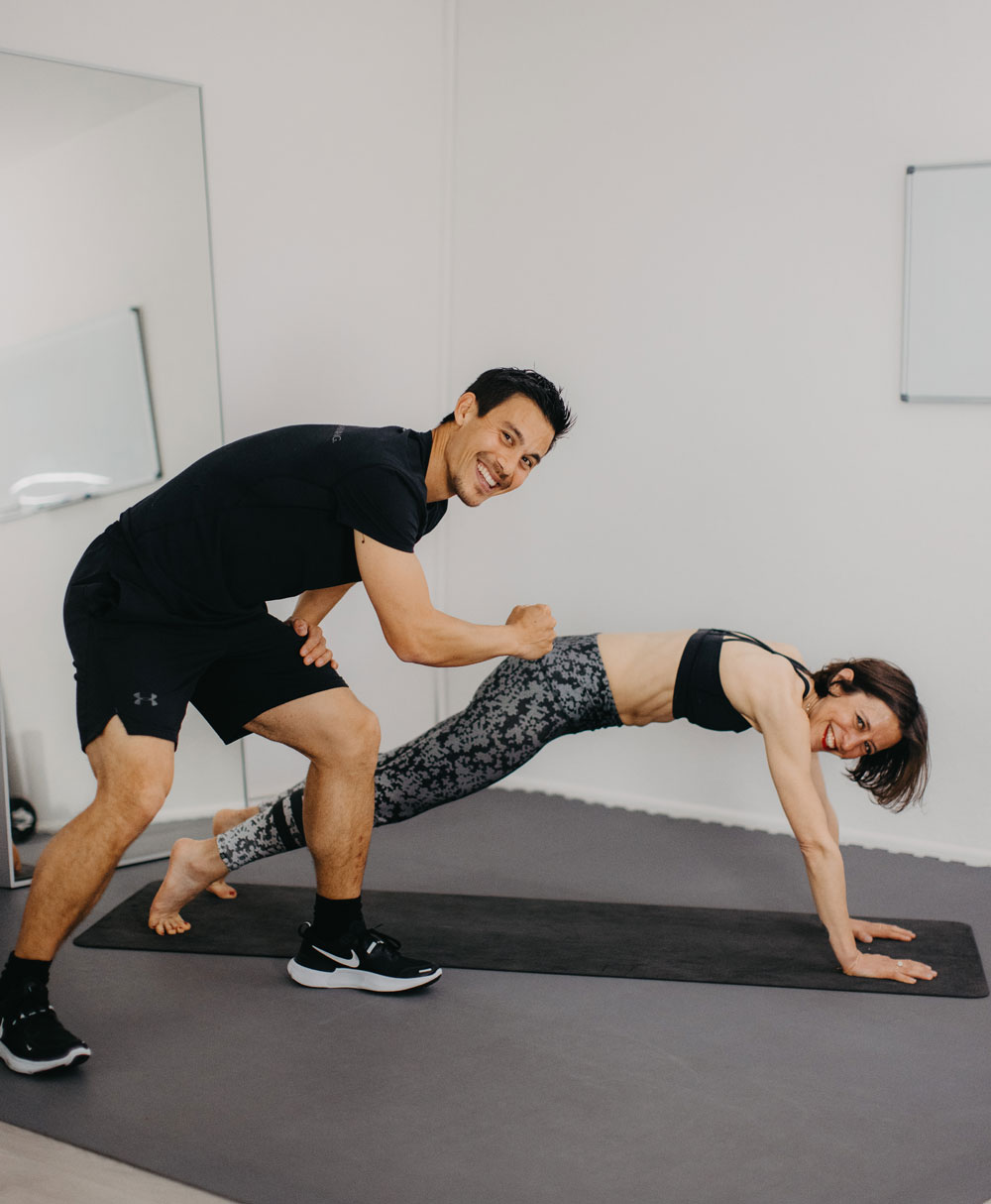 In der exklusiven Serie sonrisa x HIRANOTRAINING gibt es von Sportwissenschaftler und Mental Coach Julien Hirano einfache Tipps für die geistige und körperliche Fitness – heute mit einem Trainigsvideo mit fünf Übungen für einen starken Bauch.