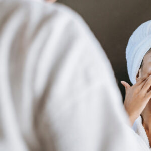 Beauty-Expertin Anna von Five Skincare verrät, wie man mit den gleichen Pflege-Produkten durch das ganze Jahr kommt.