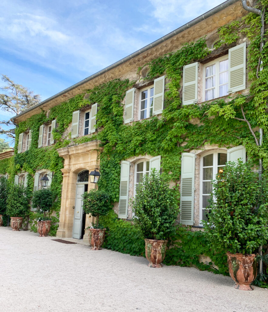 sonrisa wa zu Besuch im Château La Colle Noire, wo Monsieur Dior die Inspiration für viele Düfte fand. 