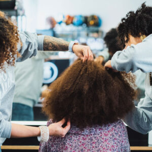 Von gewellt bis kraus: Locken-Profis verraten im exklusiven FAQ auf sonrisa ihre Insider-Tipps.