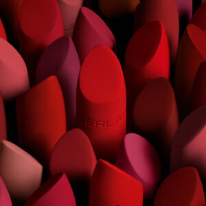 Die Gesichtsmaske gehört immer noch zum Alltag, aber bei Guerlain und Estée Lauder setzt man trotzdem auch auf schöne Lippen!