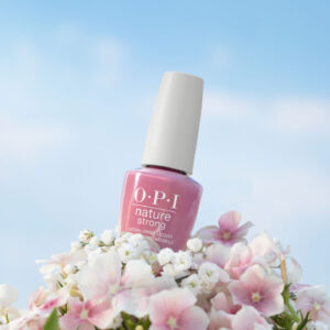 OPI lanciert mit Nature Strong eine Nagellack-Kollektion, die aus bis zu 75 Prozent natürlichen Wirkstoffen besteht und dabei optimale Resultate verspricht.