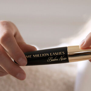 sonrisa testet den neuen Volume Million Lashes Balm Noir Mascara von L' Oréal Paris, der voluminöse Wimpern und eine Extraportion an Pflege verspricht.