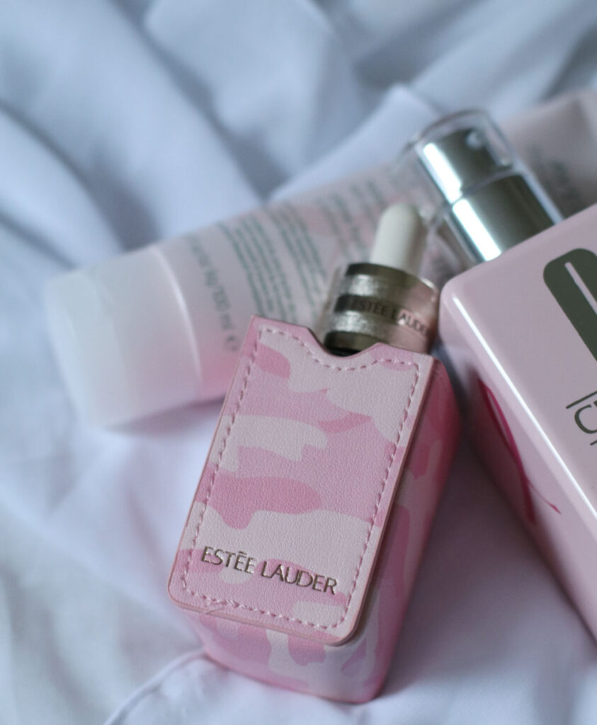 The Estée Lauder Companies unterstützen die Pink Ribbon Kampagne 2021 mit dem Verkauf limitierter Produkte, aus deren Erlös ein Teil an "Feel Good Look Better" gespendet wird. 