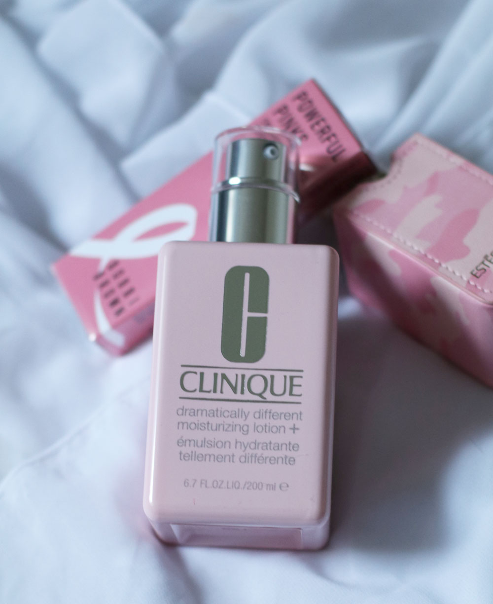 The Estée Lauder Companies unterstützen die Pink Ribbon Kampagne 2021 mit dem Verkauf limitierter Produkte, aus deren Erlös ein Teil an "Feel Good Look Better" gespendet wird. 