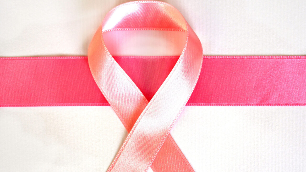 The Estée Lauder Companies unterstützen die Pink Ribbon Kampagne 2021 mit dem Verkauf limitierter Produkte, aus deren Erlös ein Teil an 
