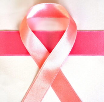 The Estée Lauder Companies unterstützen die Pink Ribbon Kampagne 2021 mit dem Verkauf limitierter Produkte, aus deren Erlös ein Teil an 