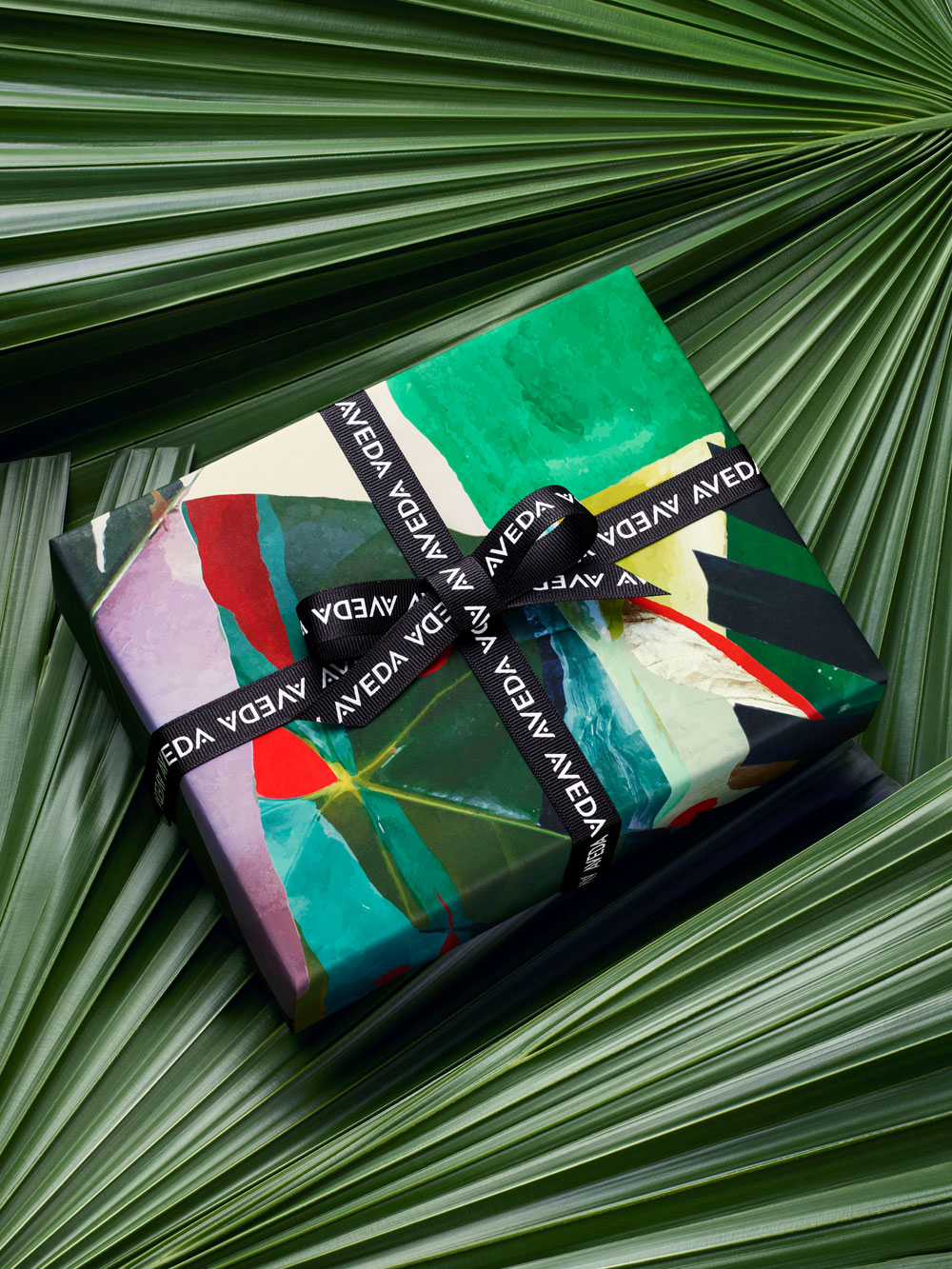 Die limitierte Aveda x 3.1. Phillip Lim Collection umfasst eine Reihe nachhaltiger und absolut bezaubernder Haar-Accessoires zum Verschenken - oder behalten! 