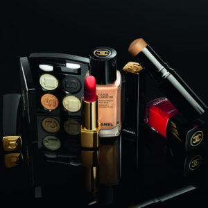 Zum Abschluss des Jubiläumsjahres von Chanel No 5 gibt es die limitierte Holiday Collection mit Makeup und duftenden Extras.