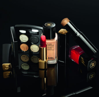 Zum Abschluss des Jubiläumsjahres von Chanel No 5 gibt es die limitierte Holiday Collection mit Makeup und duftenden Extras.