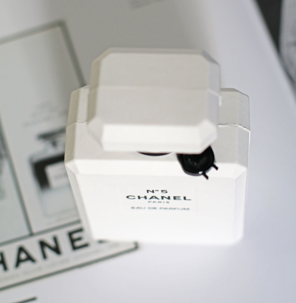 Zum Abschluss des Jubiläumsjahres von Chanel No 5 gibt es die limitierte Holiday Collection mit Makeup und duftenden Extras. 