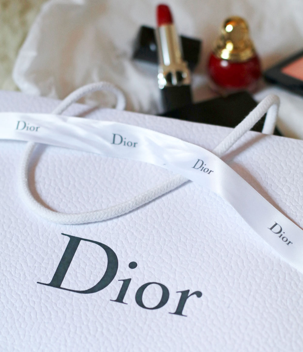 Die Dior Holiday Collection 2021 Atelier of the Dreams ist eine Hommage an die legendäre Adresse des Hauptsitzes in Paris. 