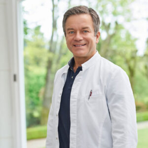 Im Interview auf sonrisa erklärt Dr. Muggenthaler, worin im Bereich von Anti-Aging der Unterschied liegt zwischen ärztlichen Eingriffen und guter Hautpflege.