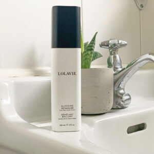 In den sonrisa Beauty-Favoriten stellt Katrin Roth ihre persönliche Beauty-Helden vor, die wirklich halten, was sie versprechen - so wie der Glossing Detangler von Lolavie.