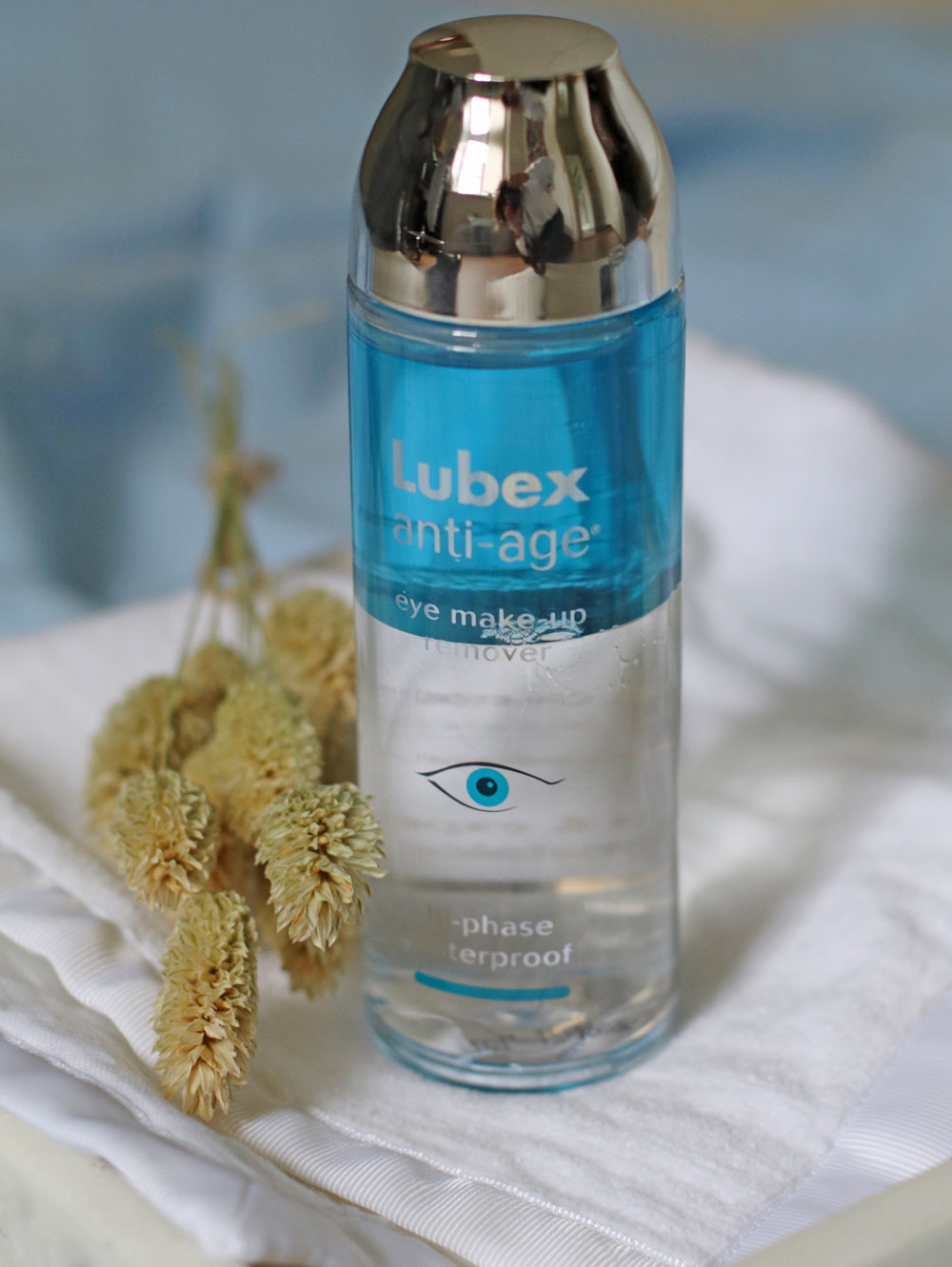 Die neue Wirkbehandlung Eye Makeup Remove von Lubex Anti-Age vereint Makeup-Entferner und Augenpflege in einem Produkt. 