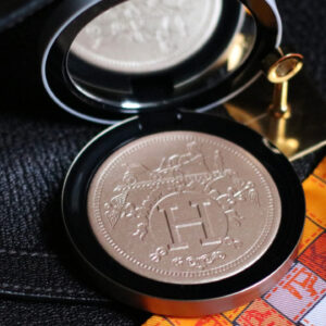 Der neue Poudre d' Orfèvre von La Beauté Hermès bringt uns zum Strahlen wie Goldmarie im Märchen.