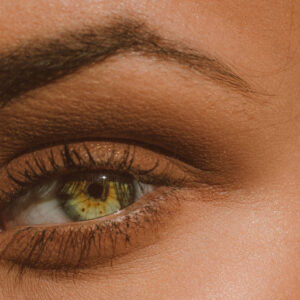 Augenblicklich frisch aussehen? Auf sonrisag gibt es die besten Tipps für eine strahlende Augenpartie – langfristig und kurzfristig!