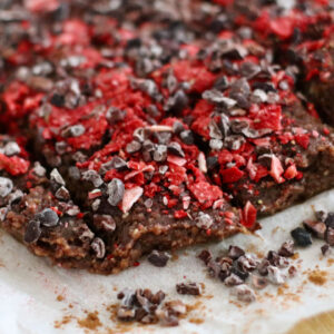 Sie sind vegan, frei von Gluten, schnell zubereitet, machen schön, enthalten keinen Zucker und schmecken einfach köstlich: Die no bake Beauty-Brownies nach einem abgewandelten Rezept von Dr. Vanessa Craig.