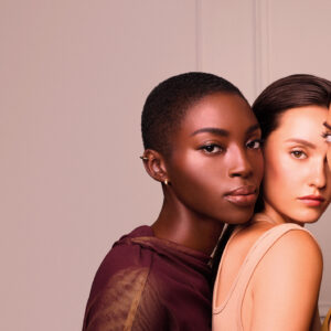 sonrisa lädt ein zum virtuellen Beauty-Workshop mit Bobbi Brown und verlost ein Set mit den neuen Corrector + Concealer Sticks.