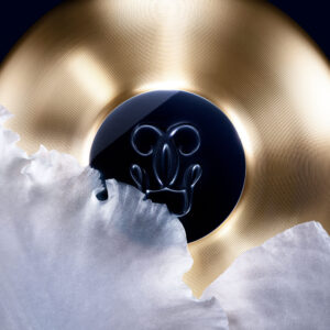 Guerlain erweitert das Sortiment der luxuriösen Hautpflegelinie Orchidée Impériale um zwei neue Crèmes mit einer innovativen Formel zur sichtbaren Verjüngung der Haut.