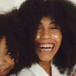 Weil Geschenke auch nach den Feiertagen viel Freude verbreiten, verlost sonrisa zwei Mal einen Beauty-Bon von Skinjoy.